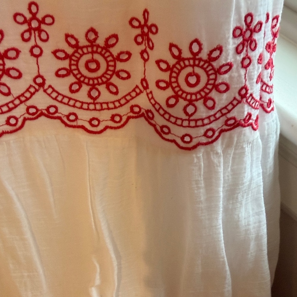 crown & ivy White Sleeveless Tiered Dress with Red Embroidery - Picture 4 of 5